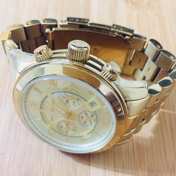 Michael Kors Men;s Oversize Runway Watch. - Picture 4 of 4